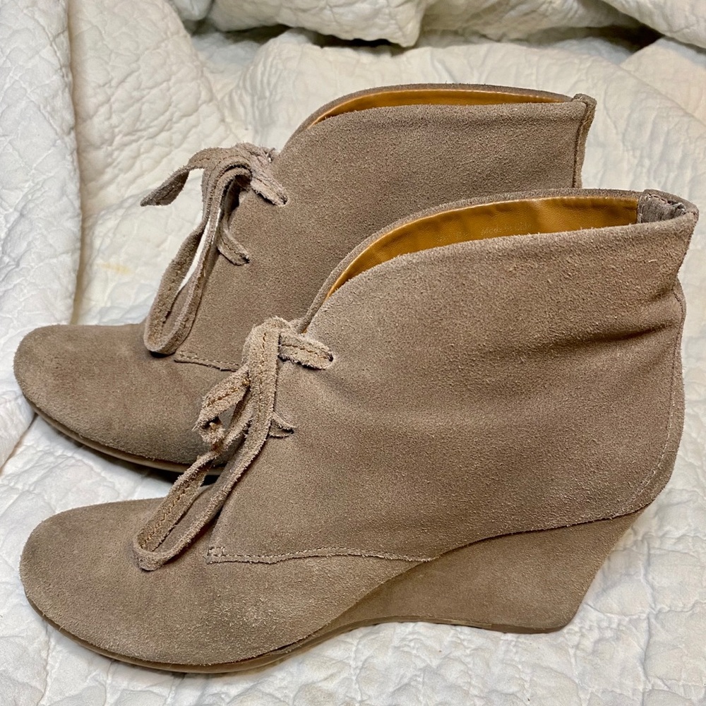 Dolce Vita ankle boots. Size 8 1/2 suede leather.